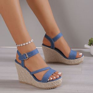 Sandalias de cuña con tiras para mujer, estilo europeo y americano, tallas grandes, con suela gruesa, plataforma impermeable y tacón alto. - Product Image 1