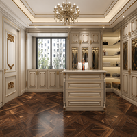 Îlot à bijoux élégant avec plateau en marbre et plateaux en velours pour suite de chambre principale de luxe