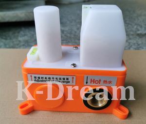 Pommeau <span class=keywords><strong>de</strong></span> <span class=keywords><strong>douche</strong></span> <span class=keywords><strong>de</strong></span> luxe KD-03RS en laiton couleur or brillant, forme carrée, pour salle <span class=keywords><strong>de</strong></span> bain d'hôtel, effet <span class=keywords><strong>pluie</strong></span> et <span class=keywords><strong>ciel</strong></span> - Product Image 6