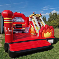 Château sautant de station de moteur de camion de pompiers pour des enfants