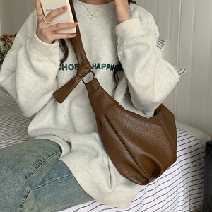 Sac à bandoulière décontracté en cuir souple plissé style coréen, marron, avec fermeture éclair, pour le quotidien, printemps 2024 - Product Image 2