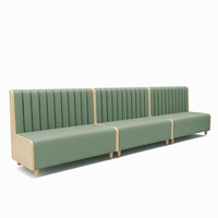 Chaise de café à dossier incurvé, dossier ouvert, assise rembourrée vert menthe sur pieds en bois clair pour restaurant, café et hôtel