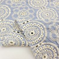 Tissu en coton brodé de fleurs bleues tissé pour vêtements