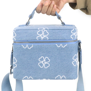 Sac en toile personnalisé OEM ODM, sac à maquillage en denim à imprimé floral pour femmes, trousse de toilette de voyage carrée avec poignée supérieure et bandoulière - Product Image 4