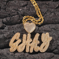 Pendentif personnalisé avec nom, fermoir cœur délicat en laiton, serti de diamants CZ taille baguette, initiales en lettres majuscules et minuscules, style cursive