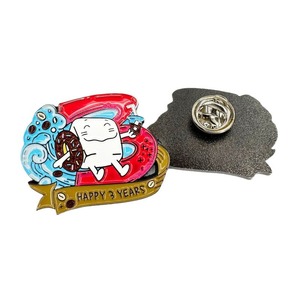 Ding Yi <span class=keywords><strong>Vograce</strong></span> personalizado lindo dibujos animados acrílico insignia transparente Pin insignia - Product Image 2