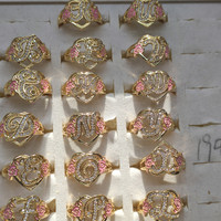 Qiuhan OEM Personnalité A-Z Lettre Femmes Fleur Coeur Réglable Zircone Personnalisé Initiale Émail Anneau
