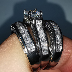 Anello con Cristalli Pavé per Donne, Anello Elegante Impilabile, Accessorio Moda per Uso Quotidiano e Feste - Product Image 4