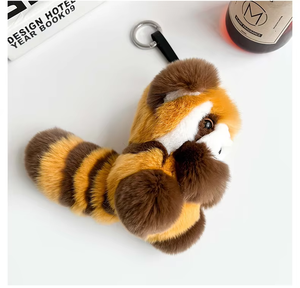 Llavero de Peluche de <span class=keywords><strong>Panda</strong></span> Rojo con Cola Larga de Piel de Conejo Rex Amarillo y Marrón 25cm*12cm Llavero para Coche - Product Image 3