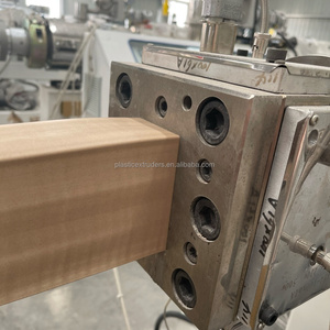 Ligne de production d'extrusion de panneaux de porte en <span class=keywords><strong>PVC</strong></span> WPC en Chine, machine de fabrication de portes à âme creuse, usine - Product Image 3