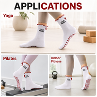 Chaussettes antidérapantes personnalisées blanches à volants avec logo de marque imprimé et points en caoutchouc pour le yoga, usage quotidien intérieur pour femmes