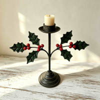 Chandelier de Noël artisanal en fer avec feuilles de houx et baies rouges, centre de table rustique pour les fêtes, décoration intérieure