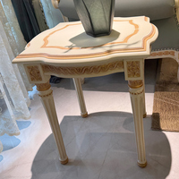 Table d'appoint de style néoclassique Louis XVI avec pieds coniques cannelés, motif Vitruvien, doré et festonné, pour salon, manoir, villa, penthouse