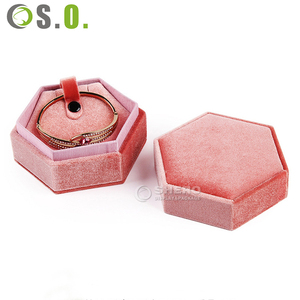 Boîte à bijoux hexagonale en velours personnalisée, directement de l'usine, différentes options de couleurs pour diamants, pierres précieuses, bagues de mariage, vente en gros - Product Image 4