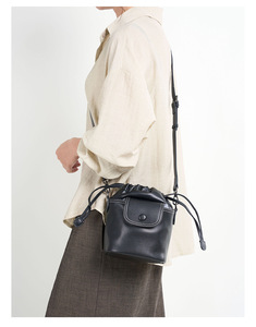 Borse a Secchiello in Vera Pelle con Coulisse per Donne, Borse a Tracolla e a Spalla in Pelle di Vacchetta Semplici e alla Moda - Product Image 2