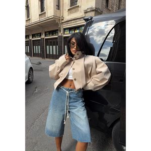 Gabardina Corta Beige con Detalle de Pliegues Tipo Globo, Hombros Descubiertos y Cierre Cruzado, Relleno de Algodón - Product Image 1