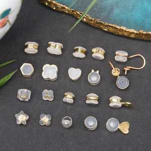 Tapones de silicona transparentes con adornos dorados, accesorios para pendientes, piezas de joyería unisex de latón con forma de corazón para pendientes - Product Image 1