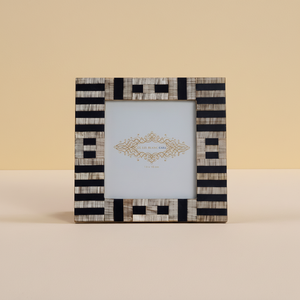 Un cadre photo rectangulaire avec un motif géométrique blanc et vert composé de formes hexagonales. - Product Image 1