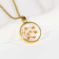 Collier tendance avec pendentif rond en résine fleur séchée, chaîne à maillons en acier inoxydable plaqué or, hypoallergénique, idéal pour cadeau de fête