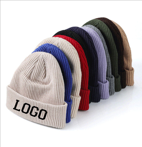 Bonnet personnalisé avec logo brodé, en fibre acrylique, tricoté, imprimé sur toute la surface, pour homme, femme, unisexe, chaud, hiver. - Product Image 1