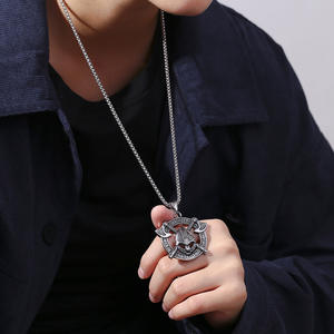 Decoración de acero <span class=keywords><strong>Guerrero</strong></span> espartano europeo y <span class=keywords><strong>americano</strong></span> Doble hacha Collar de acero inoxidable Accesorios de acero de titanio - Product Image 4