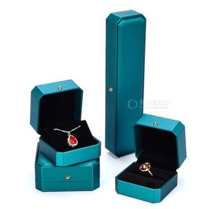 Cajas de Joyería de Cuero PU Cepillado Premium Personalizadas al por Mayor en Verde, Azul y Rojo para Collares, Pulseras, Anillos y Aretes - Product Image 1