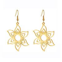 Boucles d'oreilles pendantes Gaovo Cottagecore minimalistes et délicates à 3 couches avec fleur découpée, en acier inoxydable, polyvalentes et résistantes au ternissement