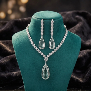 Ensemble collier et boucles d'oreilles imitation luxe pour femmes, bijoux de créateur pour mariages et collections festives - Product Image 3