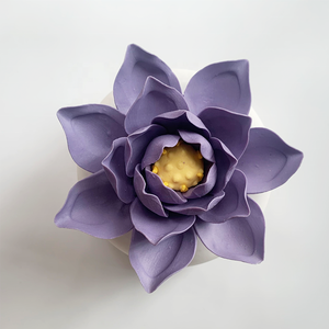 Ambientador de aire para el hogar personalizado con diseño de flores rojas únicas con difusor de aroma con base de madera - Product Image 1