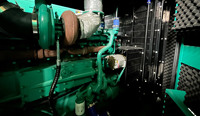 Genset Diesel Bekas Cummins KTA19-M3 523KVA Tipe Silent 400V 50Hz untuk Industri dengan Kanopi Kedap Suara