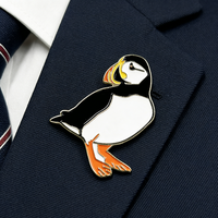 Épinglette minimaliste Puffin, design d'oiseau classique noir et blanc personnalisé, accessoire élégant, épinglette en émail souple