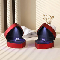 Boîte cadeau créative en cuir en forme de cœur avec anneau unique et lumière LED recyclable, emballage en carton