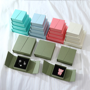 Boîte à bijoux en carton simple rectangulaire à double ouverture à double porte vert herbe avec fermeture magnétique pour bracelet bague emballage - Product Image 1