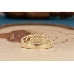 Bague classique en diamant de haute joaillerie avec pierre centrale taille Asscher et sertissage à griffes sécurisé pour une sophistication intemporelle - Product Image 6