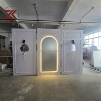 ZKAI Arche de mariage élégante blanche personnalisée avec panneau de bienvenue, affichage du nom du client, éclairage LED mural et toile de fond en PVC