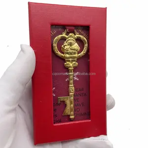 Bereit, alte Metall-Weihnachts manns magische Schlüssel mit roter Geschenk box Weihnachts geschenk Santa Key zu versenden