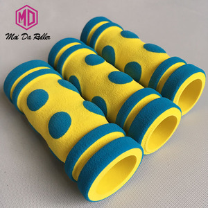 Tube en mousse NBR Mai Da Roller, épaisseur de paroi 5 mm, jaune bleu à pois, pour rails et protections de rails - Product Image 1