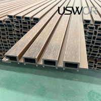 Panneaux de grille murale extérieure en composite bois-plastique, design à lattes pour la décoration de façade de maison, finition anti-UV et résistante à la décoloration