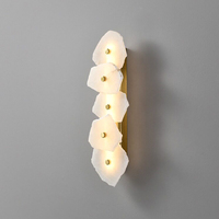 Applique murale verticale de luxe en albâtre à 5 lumières, lampe murale en marbre naturel pour la décoration intérieure de villas et d'hôtels