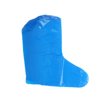 Surchaussures jetables bleues antidérapantes et imperméables pour la protection des pieds lors de la coupe des sabots du bétail en atelier