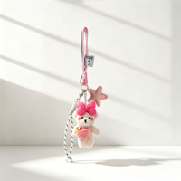 Breloque de sac Ours en peluche tendance et esthétique avec mini pochette au crochet, figurine artisanale, attache en paracorde pour sac à dos