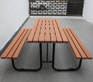 <span class=keywords><strong>Table</strong></span> de pique-nique moderne d'extérieur à lattes composites en acier et PEHD en bois pour les parcs et rues extérieurs - Product Image 1