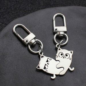 Llavero de Acero Inoxidable con Colgante de Dibujos Animados de Gato Adorable Abrazando a un Amigo, Regalo para Parejas, Nuevo de Fábrica - Product Image 1