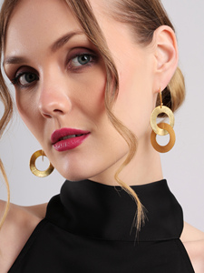 ต่างหู Aurum Eclipse แบบวงกลมคู่ ดีไซน์วงแหวนเชื่อมต่อกัน สีทองด้านแบบขัดเงา เครื่องประดับทันสมัยสำหรับผู้หญิง - Product Image 4