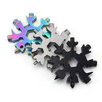 18-en-1 Outils de camping de survie en plein air en acier inoxydable Flocon de neige Porte-clés Ensemble de couteaux Multi-Tool Randonnée Backpacking Essentials