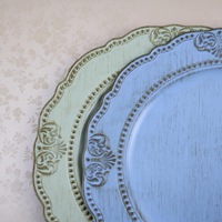 Assiette de présentation en plastique argentée avec motif floral sur le bord pour mariage, décoration et maison et cuisine (vente en gros)