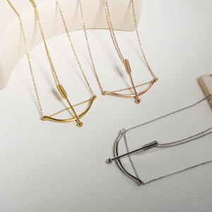 Collana da donna in acciaio inossidabile con catena in bambù, design di nicchia stile Ins, con fiocco e freccia di Cupido, personalizzata, placcata oro, abbinabile a tutto. - Product Image 1