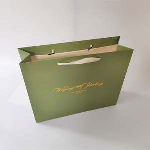 Bolsa de Papel Grande Personalizada KM, Color Verde Oscuro, con Asas de Cinta, Estampado Dorado, Cartón para Promociones - Product Image 2