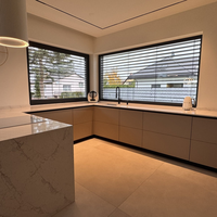 Fabrication de placards de cuisine modulaires de haute qualité avec robinet en quartz, panier de rangement et placage en chêne laqué brillant
