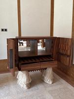 Élégant meuble bar en bois avec grain de bois texturé et accents de pompons raffinés pour un cabinet à vin élégant à la maison